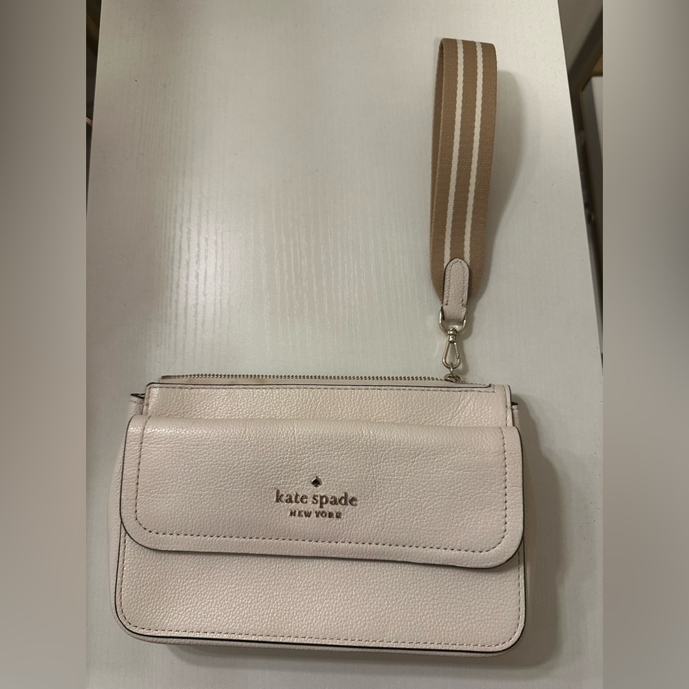 Used, great condition leather Kate Spade Wristlet Wallet.